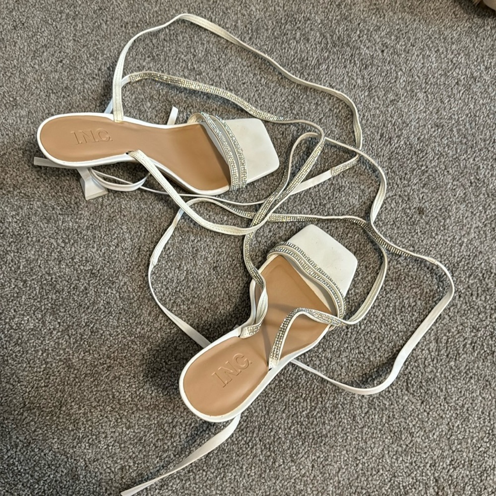 Women’s size 7.5 White 2.5 inch heels with sparkly tie